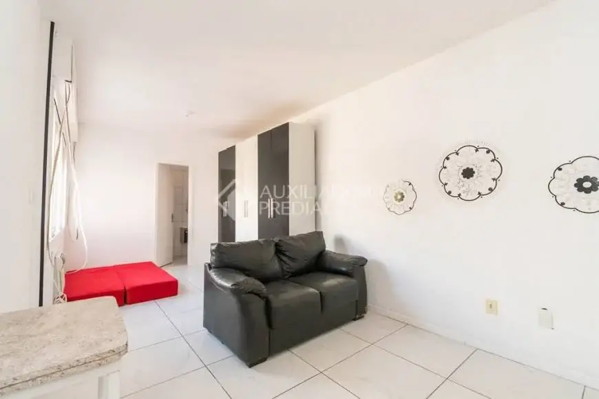 Foto 1 de Apartamento com 1 Quarto para alugar, 32m² em Passo da Areia, Porto Alegre