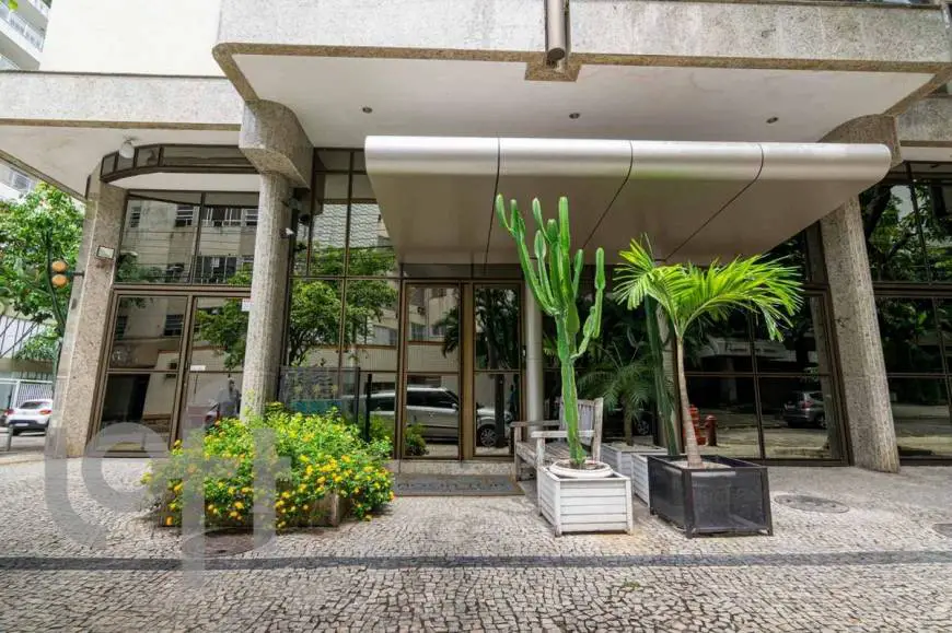 Foto 2 de Apartamento com 2 Quartos à venda, 60m² em Lagoa, Rio de Janeiro