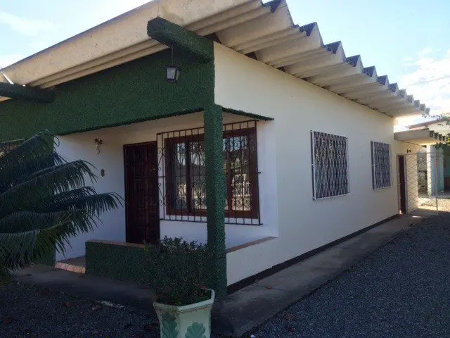 Foto 1 de Casa com 3 Quartos para alugar, 150m² em Vila Nova, Joinville
