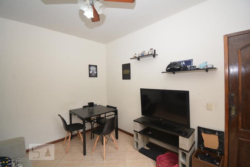 Foto 4 de Casa com 2 Quartos para alugar, 70m² em  Vila Valqueire, Rio de Janeiro