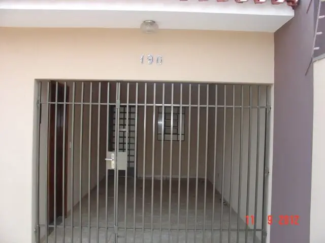 Foto 3 de Casa com 3 Quartos para alugar, 150m² em Parque das Laranjeiras, Maringá