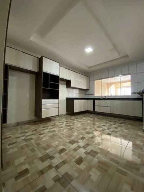 Foto 1 de Casa com 4 Quartos para alugar, 227m² em Dom Pedro, Manaus