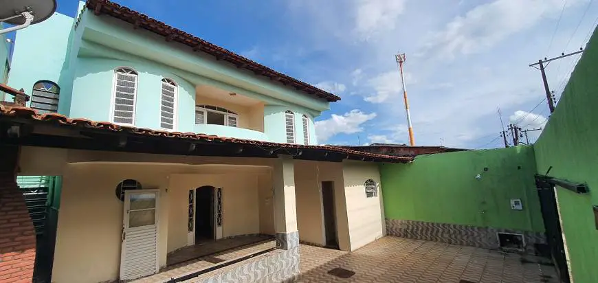 Foto 3 de Sobrado com 4 Quartos à venda, 300m² em Santa Maria, Brasília