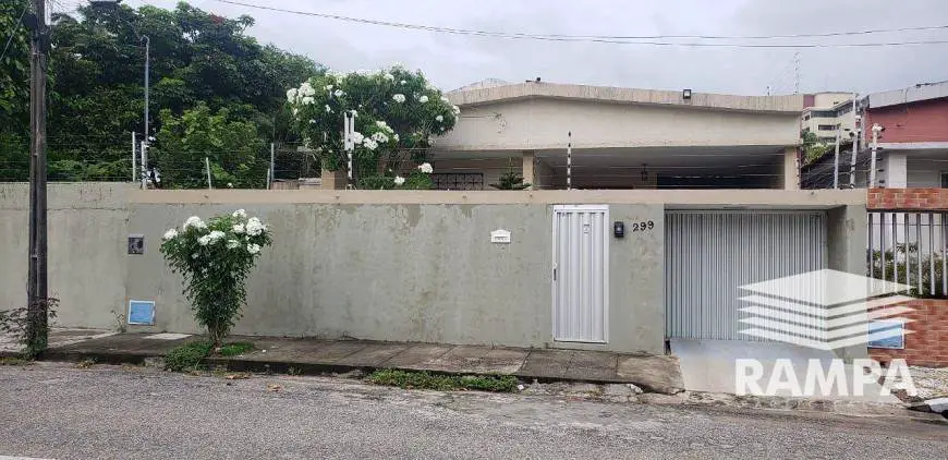 Foto 1 de Casa com 5 Quartos à venda, 230m² em Joaquim Tavora, Fortaleza