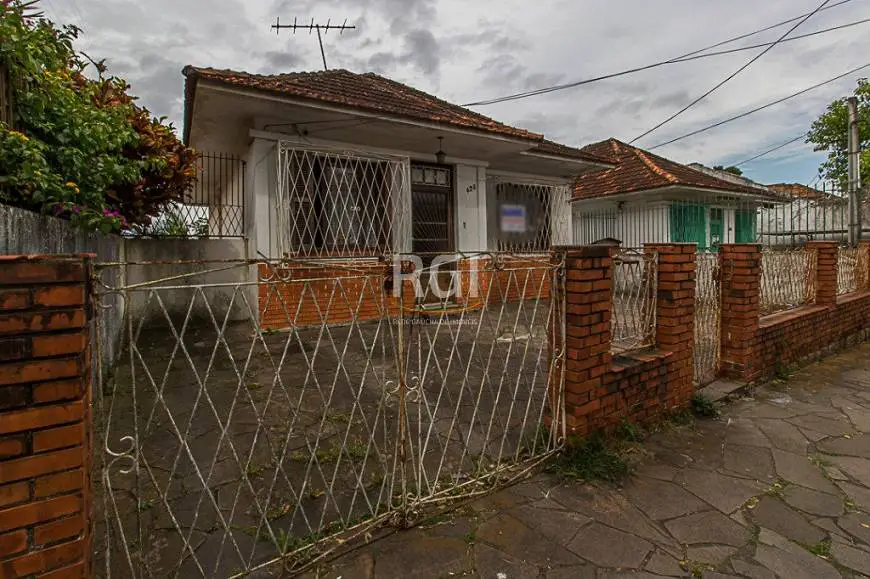 Foto 2 de Casa com 5 Quartos à venda, 94m² em Passo da Areia, Porto Alegre