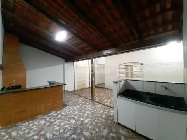 Foto 1 de Casa com 3 Quartos para alugar, 180m² em Granada, Uberlândia