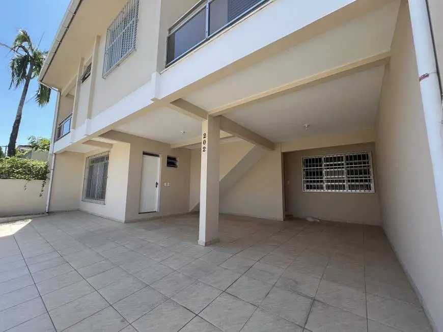 Foto 2 de Casa com 4 Quartos para alugar, 252m² em Kobrasol, São José