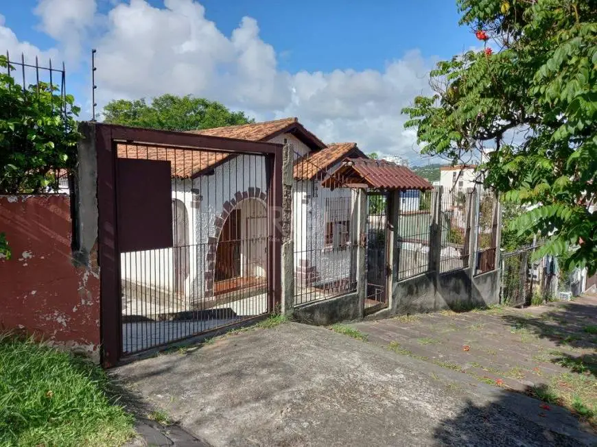 Foto 2 de Casa com 4 Quartos à venda, 80m² em Medianeira, Porto Alegre