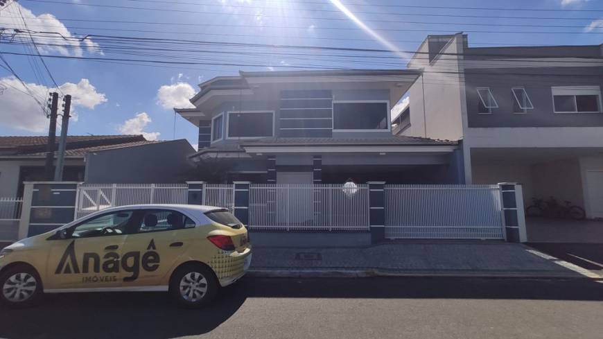 Foto 1 de Casa com 4 Quartos para alugar, 220m² em Vila Nova, Joinville