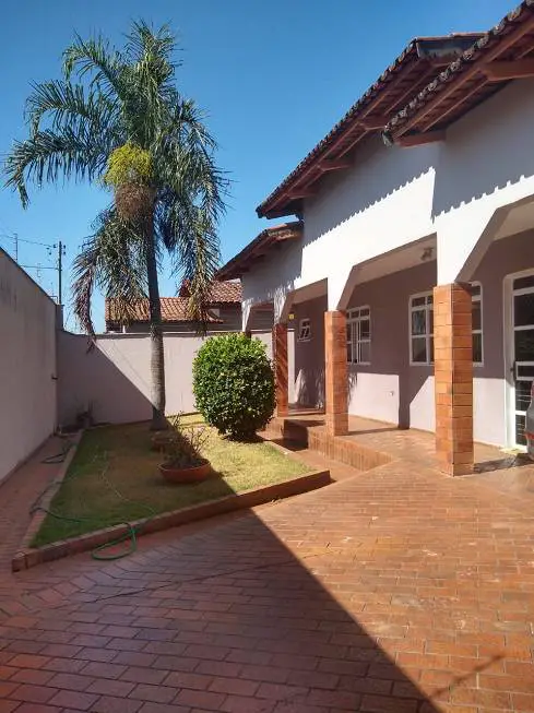 Foto 1 de Casa com 4 Quartos à venda, 385m² em Elísio Campos, Goiânia