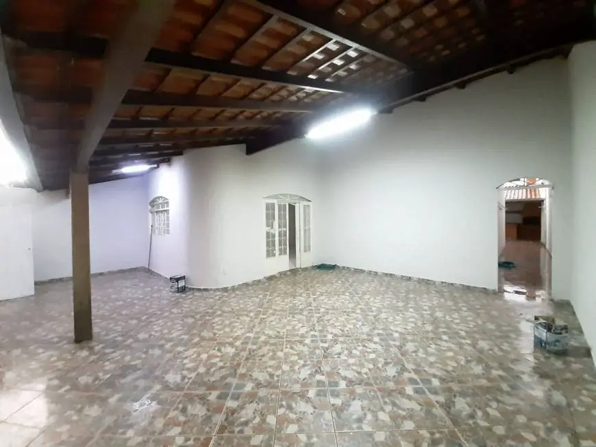Foto 1 de Casa com 4 Quartos para alugar, 180m² em Granada, Uberlândia
