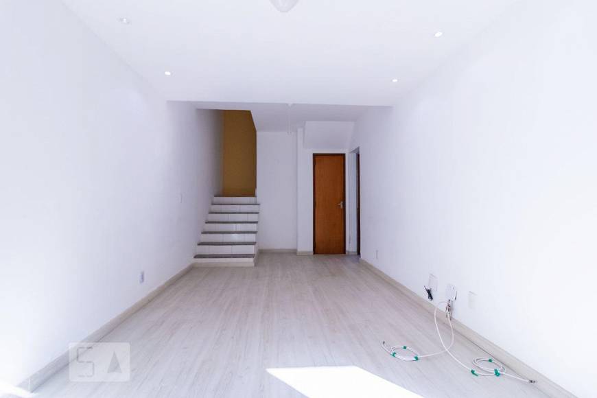 Foto 2 de Casa com 4 Quartos para alugar, 153m² em  Vila Valqueire, Rio de Janeiro