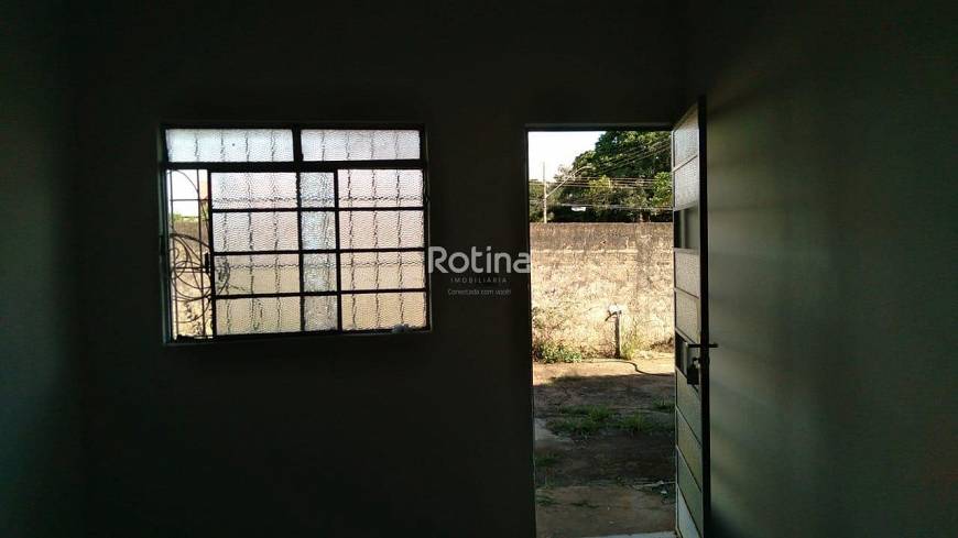 Foto 3 de Casa com 2 Quartos para alugar, 45m² em Tibery, Uberlândia