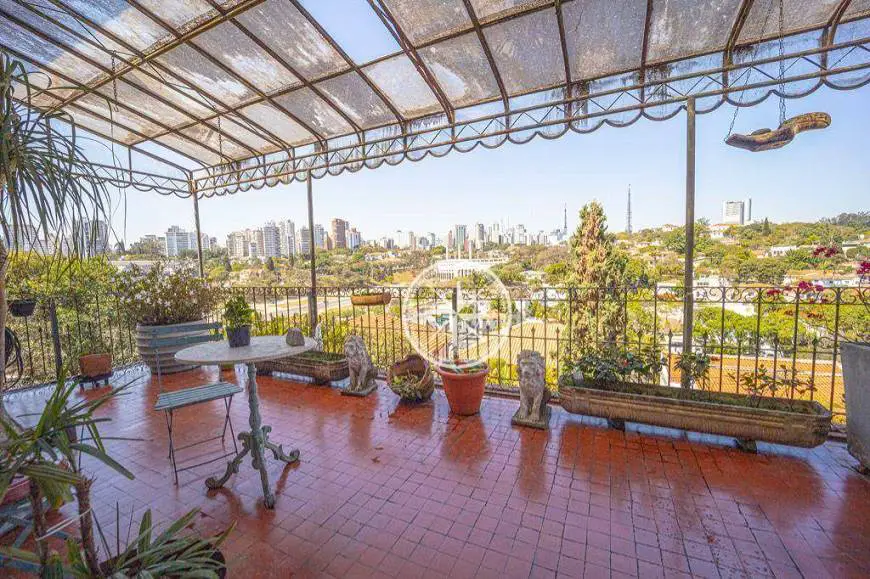 Foto 1 de Casa com 5 Quartos à venda, 378m² em Pacaembu, São Paulo