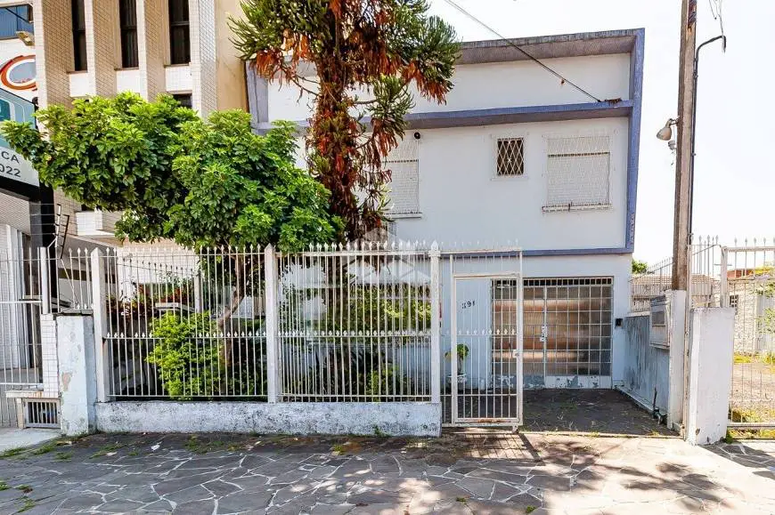Foto 1 de Casa com 3 Quartos à venda, 212m² em Santa Maria Goretti, Porto Alegre