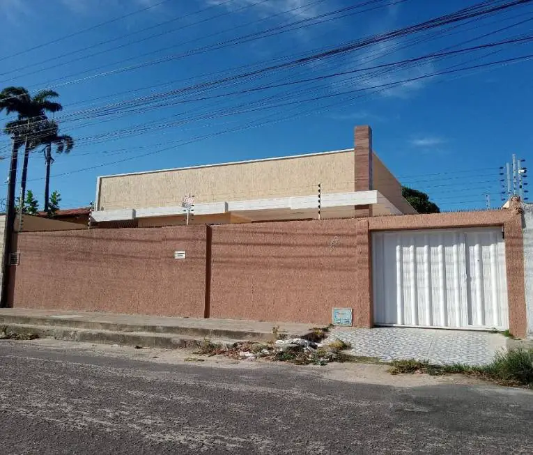 Foto 1 de Casa com 3 Quartos à venda, 360m² em Serrinha, Fortaleza