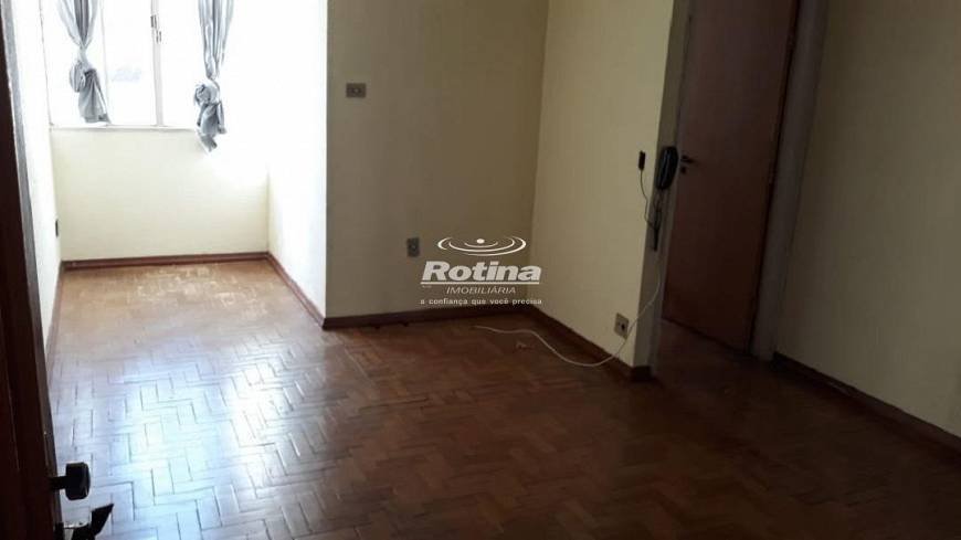 Foto 2 de Apartamento com 3 Quartos para alugar, 90m² em Centro, Uberlândia