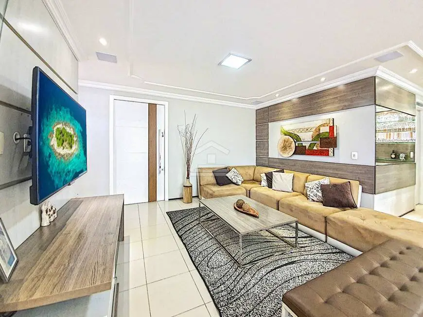 Foto 3 de Apartamento com 4 Quartos à venda, 243m² em Guararapes, Fortaleza