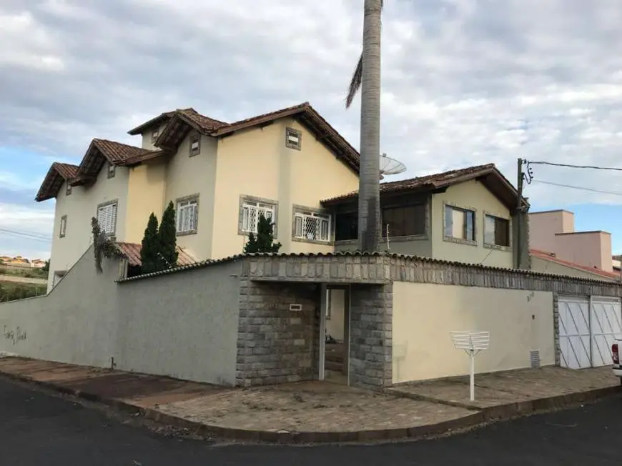 Foto 1 de Casa com 3 Quartos à venda, 554m² em Parque do Mirante, Uberaba