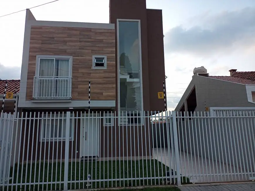 Foto 1 de Sobrado com 3 Quartos para alugar, 108m² em Uberaba, Curitiba