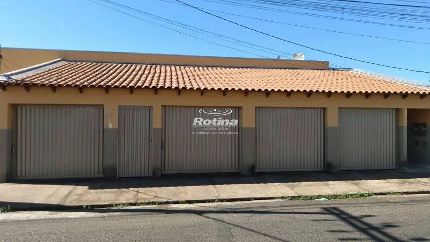 Foto 1 de Casa com 2 Quartos para alugar, 51m² em Jardim das Palmeiras, Uberlândia
