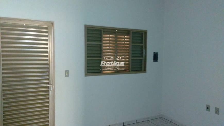Foto 4 de Casa com 2 Quartos para alugar, 51m² em Jardim das Palmeiras, Uberlândia