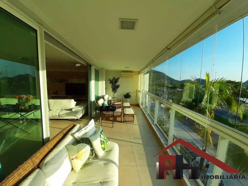 Foto 1 de Apartamento com 3 Quartos à venda, 230m² em Charitas, Niterói