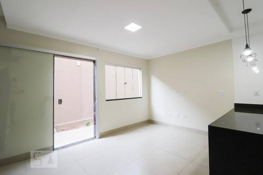 Foto 2 de Casa com 3 Quartos para alugar, 90m² em Setor Leste Vila Nova, Goiânia