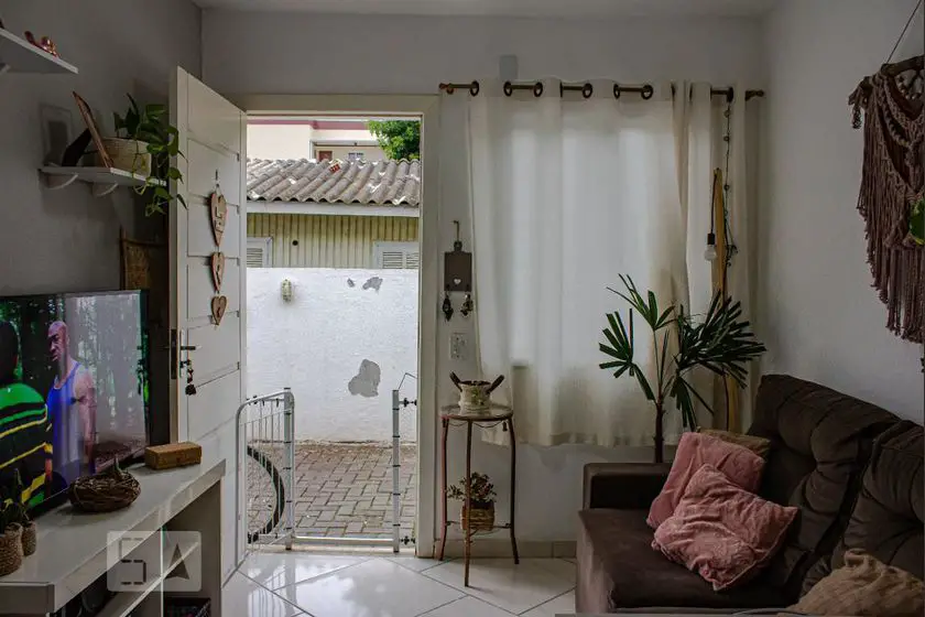 Foto 4 de Casa com 2 Quartos para alugar, 42m² em Fátima, Canoas