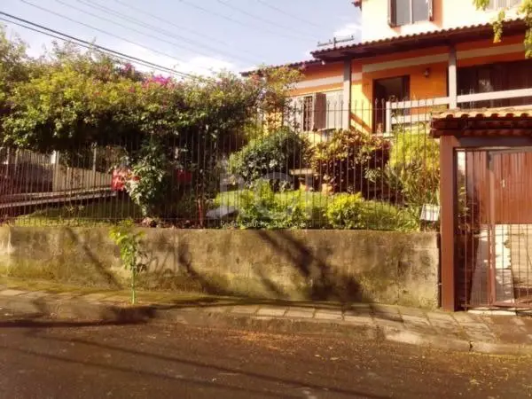 Foto 1 de Casa com 5 Quartos à venda, 225m² em Vila Nova, Porto Alegre