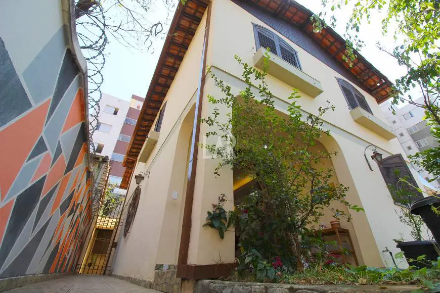 Foto 1 de Casa com 4 Quartos à venda, 217m² em Serra, Belo Horizonte