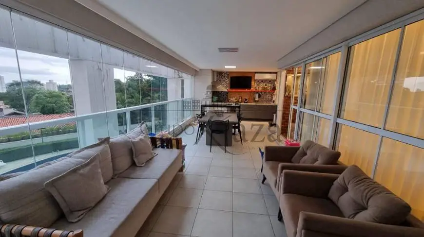Foto 2 de Apartamento com 4 Quartos à venda, 278m² em Jardim das Colinas, São José dos Campos