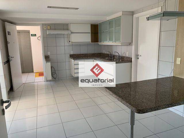 Foto 2 de Apartamento com 4 Quartos à venda, 240m² em Guararapes, Fortaleza