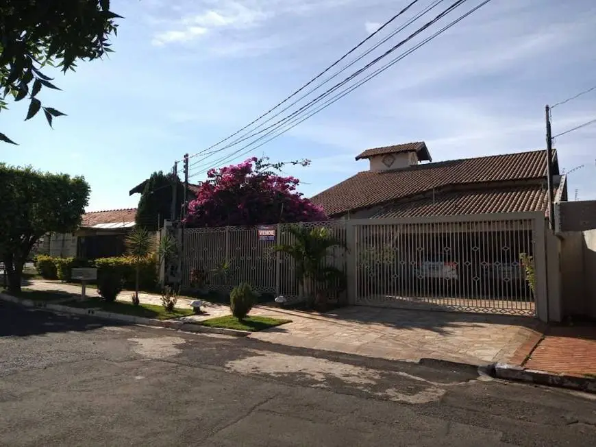 Foto 1 de Sobrado com 3 Quartos à venda, 380m² em Caranda Bosque, Campo Grande