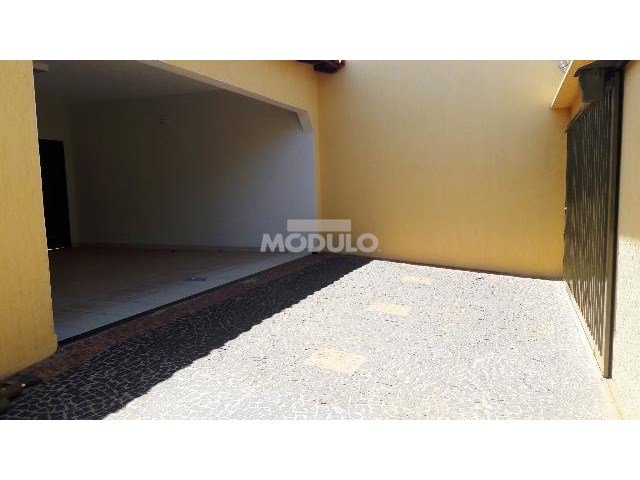 Foto 2 de Casa com 3 Quartos para alugar, 200m² em Vigilato Pereira, Uberlândia