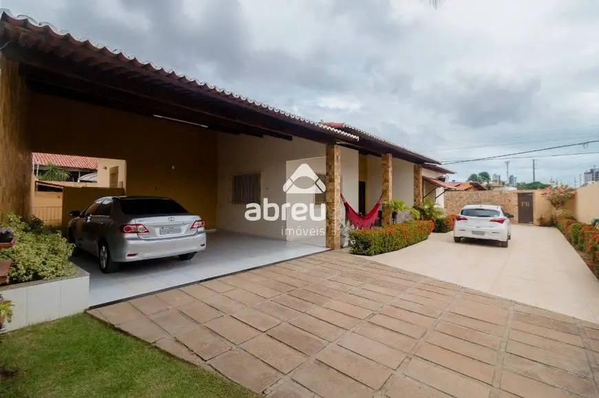 Foto 1 de Casa com 3 Quartos à venda, 300m² em Candelária, Natal