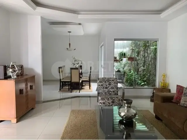 Foto 1 de Casa com 4 Quartos à venda, 400m² em Umuarama, Uberlândia