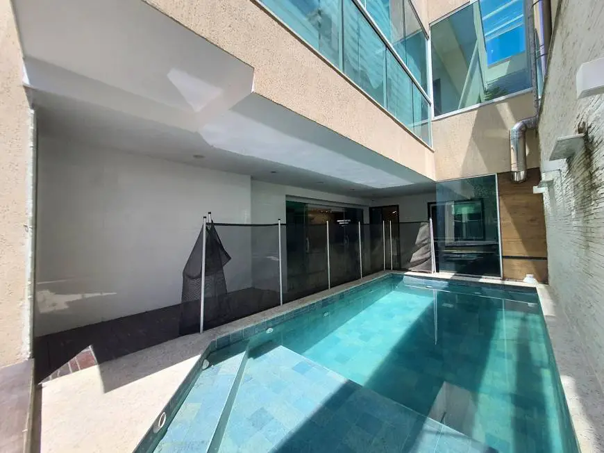 Foto 1 de Casa de Condomínio com 4 Quartos à venda, 300m² em Taquara, Rio de Janeiro