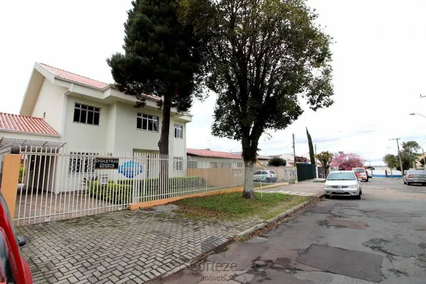 Foto 1 de Sobrado com 3 Quartos à venda, 210m² em Uberaba, Curitiba