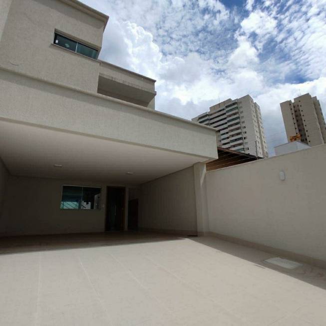 Foto 1 de Sobrado com 4 Quartos à venda, 180m² em Santa Mônica, Feira de Santana