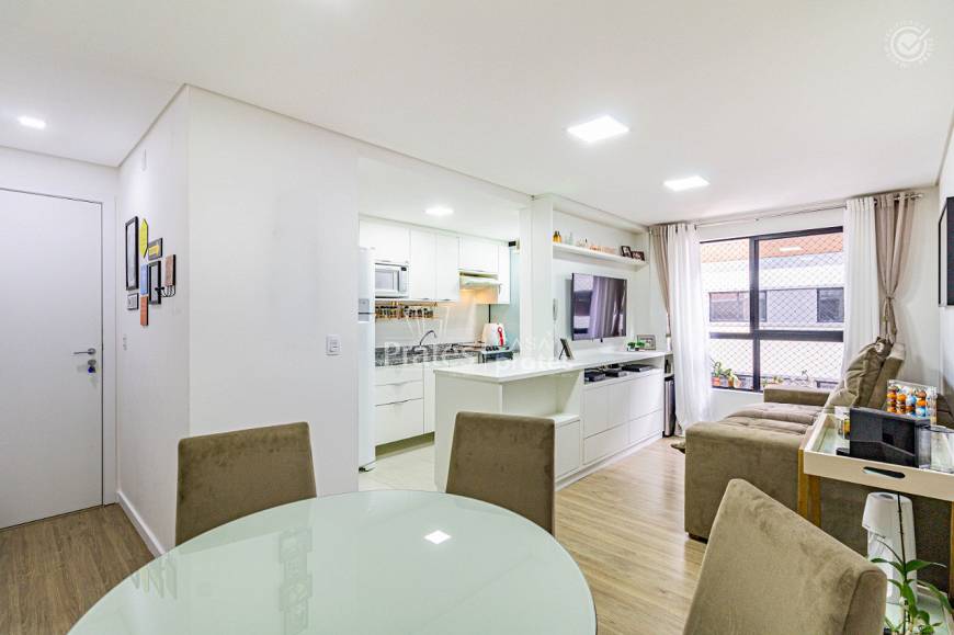 Foto 2 de Apartamento com 2 Quartos para alugar, 71m² em Santo Inácio, Curitiba
