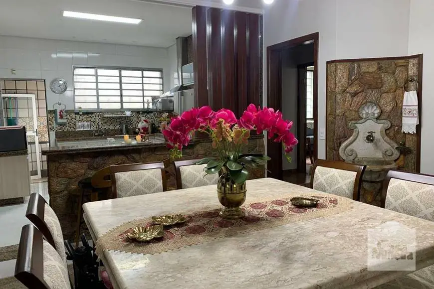 Foto 1 de Casa com 3 Quartos à venda, 375m² em Camargos, Belo Horizonte