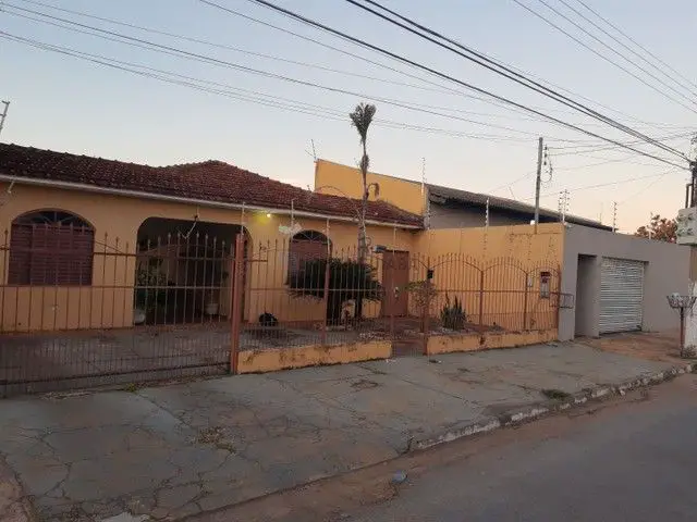Foto 2 de Casa com 3 Quartos à venda, 384m² em Jardim Petrópolis, Cuiabá