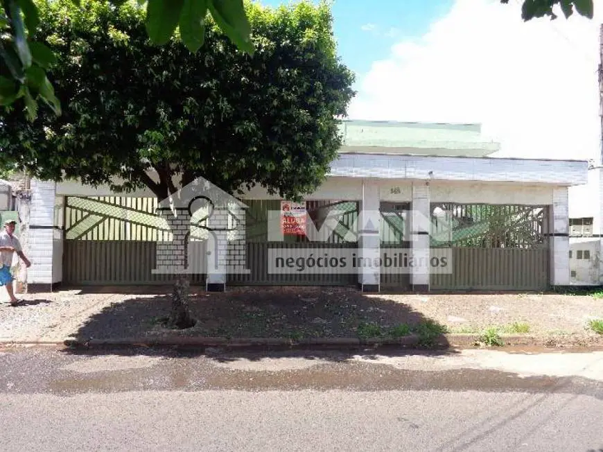 Foto 1 de Casa com 3 Quartos para alugar, 140m² em Presidente Roosevelt, Uberlândia