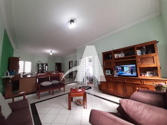 Foto 1 de Casa com 3 Quartos à venda, 300m² em Segismundo Pereira, Uberlândia