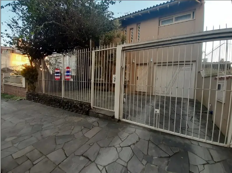 Foto 1 de Casa com 4 Quartos à venda, 255m² em Passo da Areia, Porto Alegre
