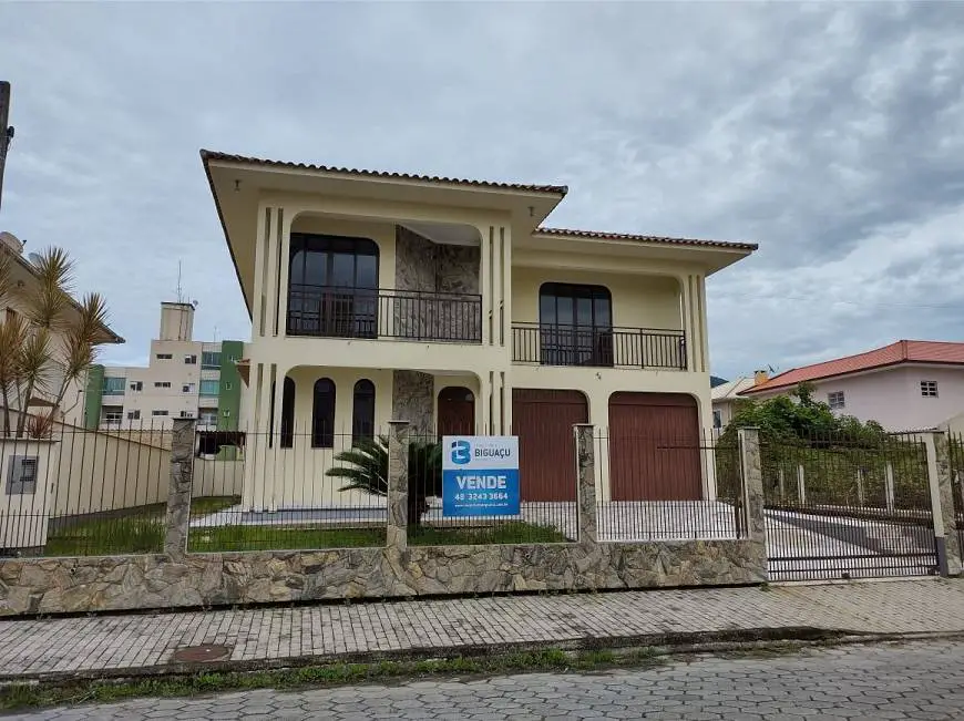 Foto 1 de Casa com 4 Quartos à venda, 330m² em Rio Caveiras, Biguaçu
