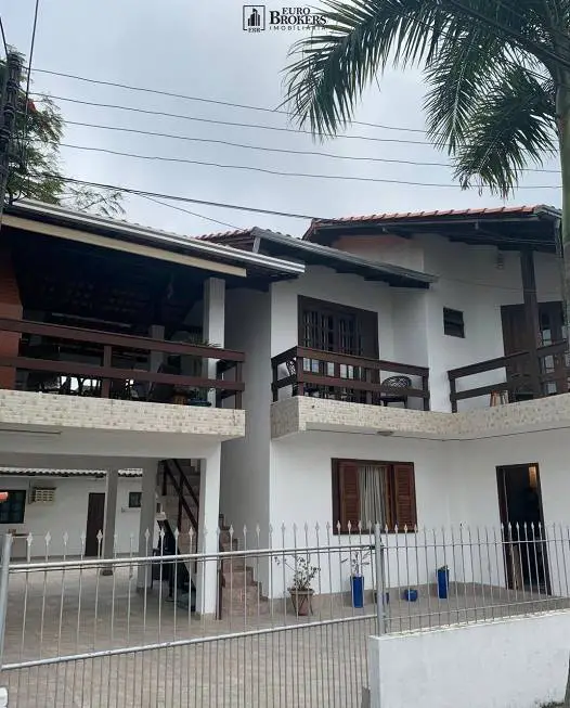 Foto 1 de Casa com 8 Quartos à venda, 280m² em Nacoes, Balneário Camboriú