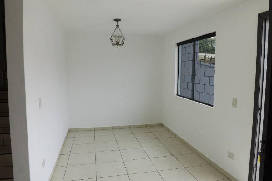 Foto 4 de Sobrado com 3 Quartos para alugar, 140m² em Novo Mundo, Curitiba