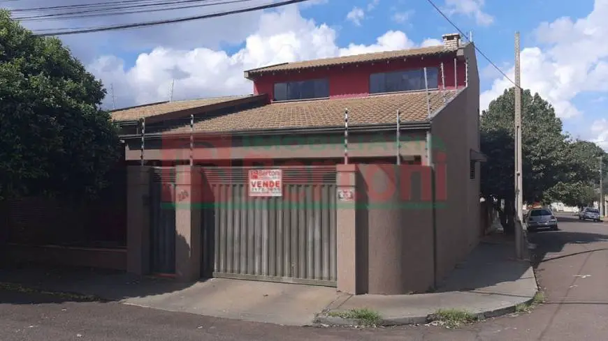 Foto 1 de Sobrado com 3 Quartos à venda, 230m² em Vila Sampaio, Arapongas